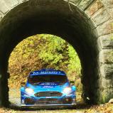 Gaststarter Adrien Fourmaux führt nach der Samstagsetappe das Feld der WRC2-Fahrzeuge an. Der amtierende britische Rallye-Meister setzt seine starke Saisonleistung damit fort, die er beim WRC-Finale in Japan mit einem Start im WRC1-Ford krönen darf